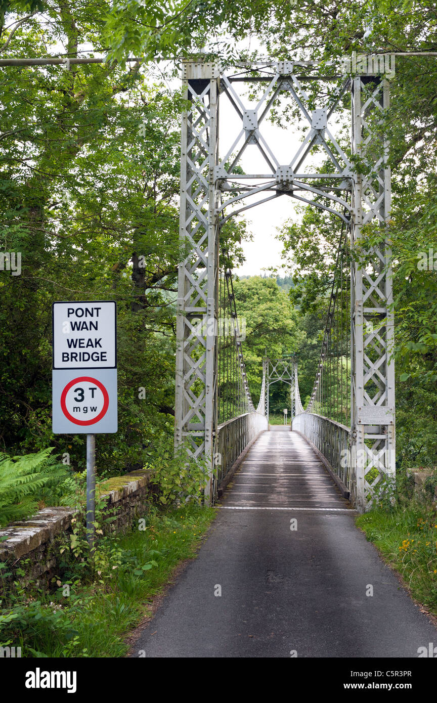 Il Galles centrale costruito Pozzi, stretto ponte di sospensione di attraversamento del fiume Foto Stock