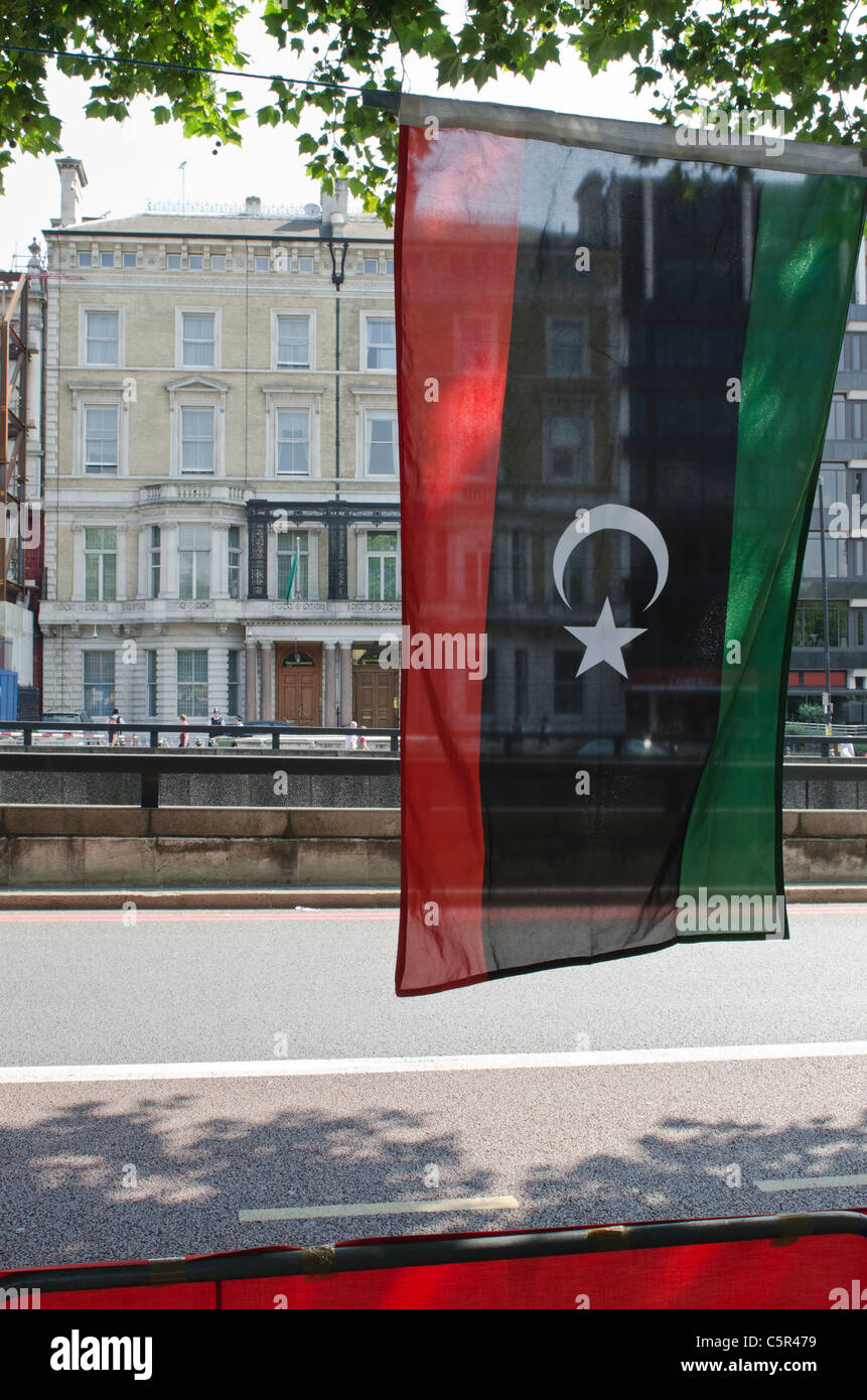 Libico bandiera dei ribelli in primo piano e Ambasciata libica Londra dietro Foto Stock