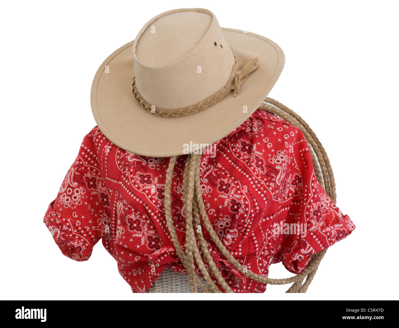 Marcia occidentale. Camicetta da cowgirl, cappello da cowboy e corda. La blusa è stampata a bandana rossa e la corda è realizzata a mano in pelle lariat isolato su un manichino. Foto Stock