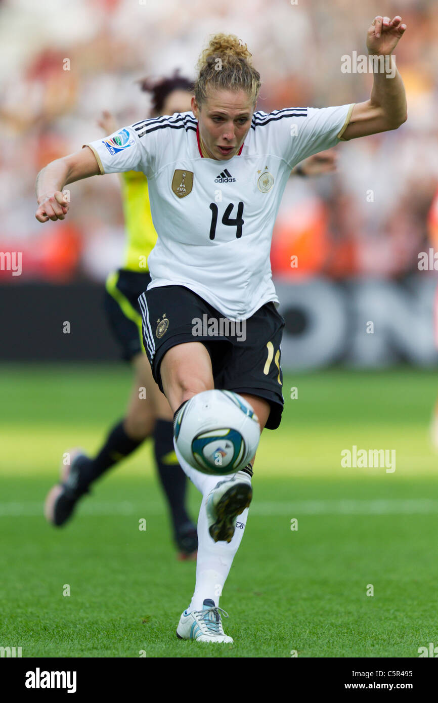 Kim Kulig di Germania crepe un colpo contro il Canada durante la partita di apertura del 2011 Coppa del Mondo Donne torneo di calcio. Foto Stock