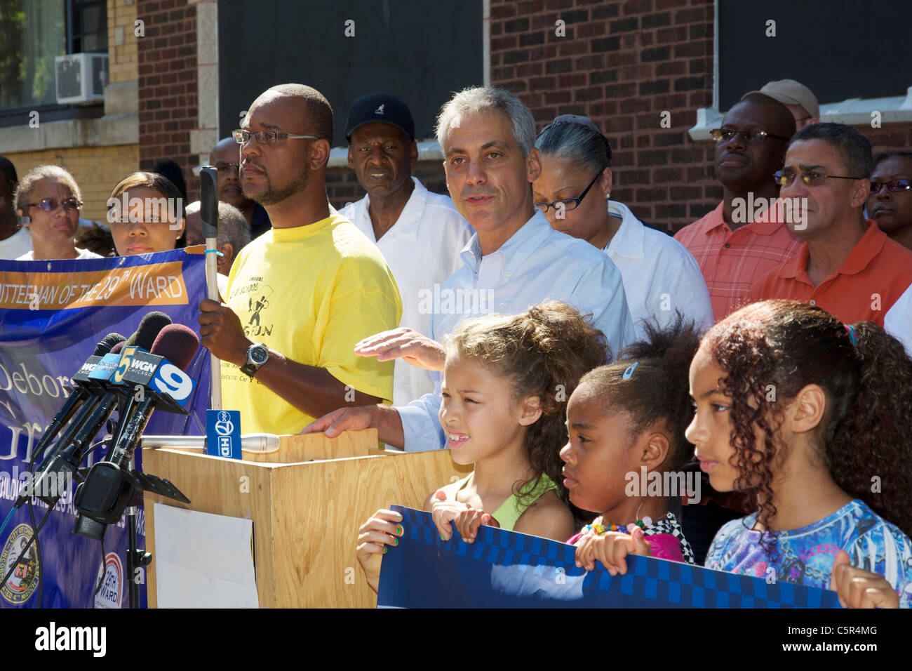 Il sindaco di Chicago Rahm Emanuel parla di un anti-violenza rally nella città di Austin di quartiere. Foto Stock