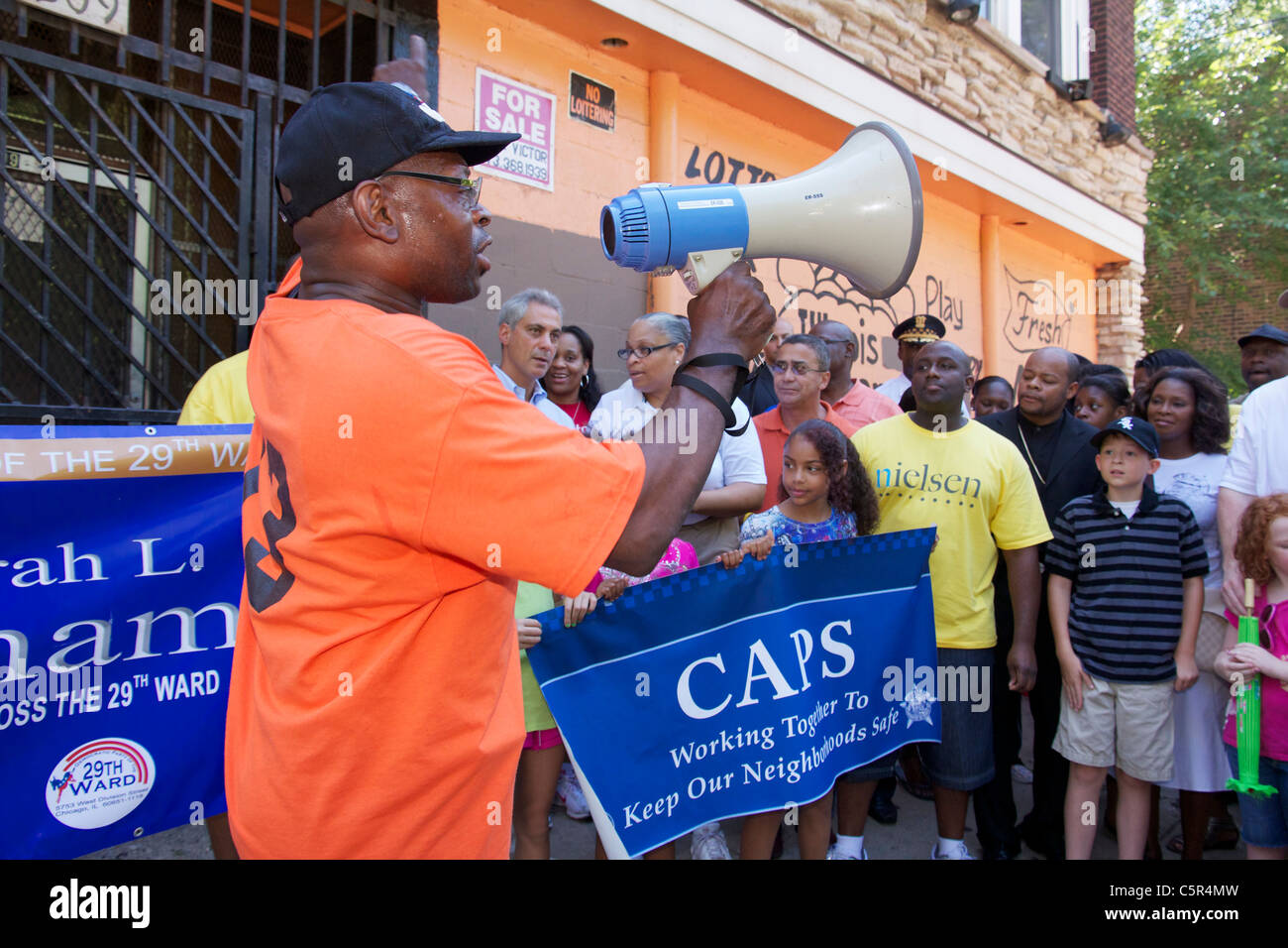 Un responsabile della comunità incendi fino la folla ad un anti-violenza rally in Chicago di Austin di quartiere. Sindaco Rahm Emanual al centro. Foto Stock