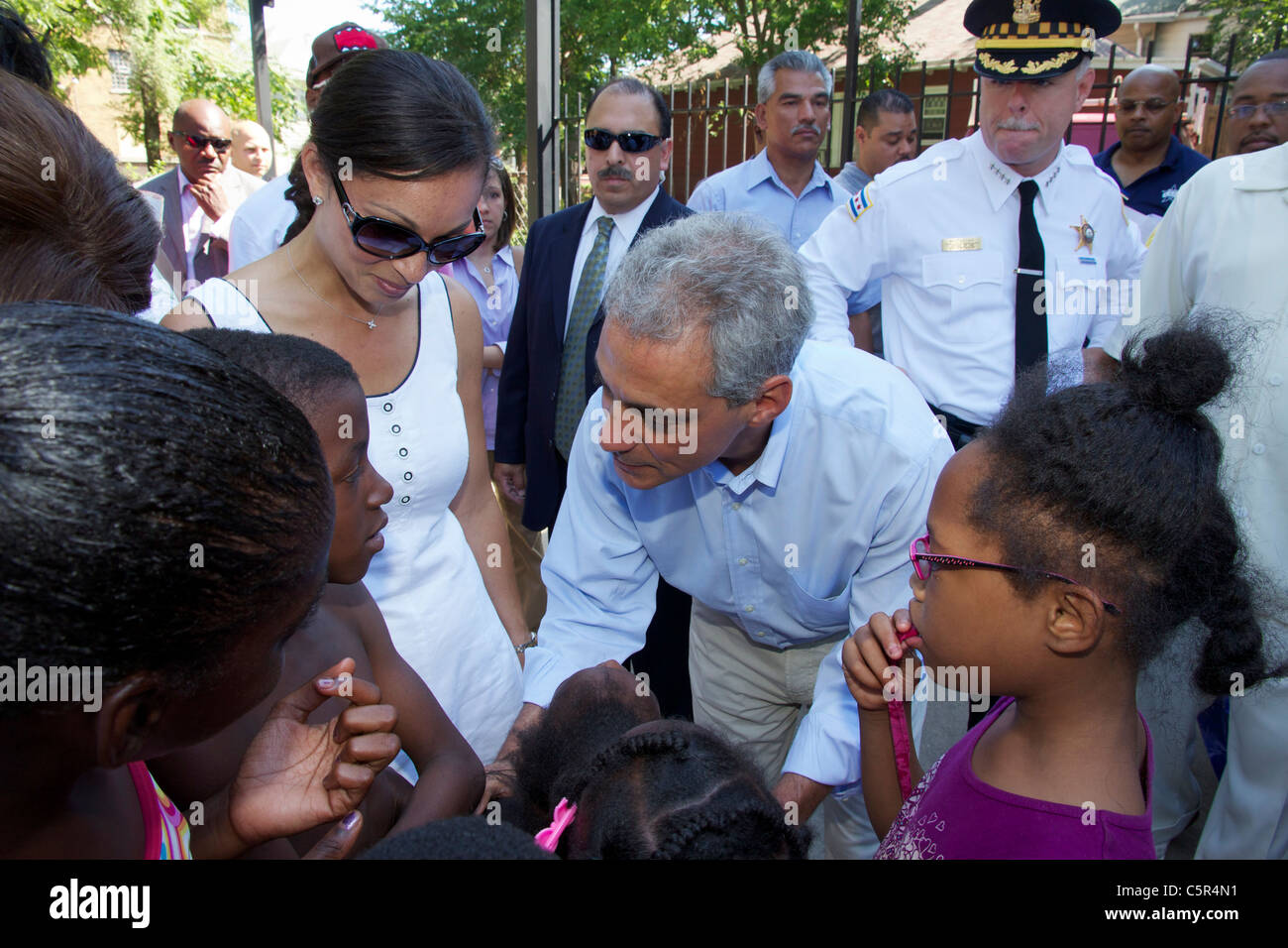 Il sindaco di Chicago Rahm Emanuel chat con i bambini presso un anti-violenza rally nella città di Austin di quartiere. Foto Stock