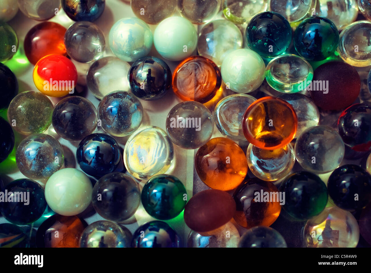 Con uno sfondo colorato trasparente perline di vetro closeup Foto Stock