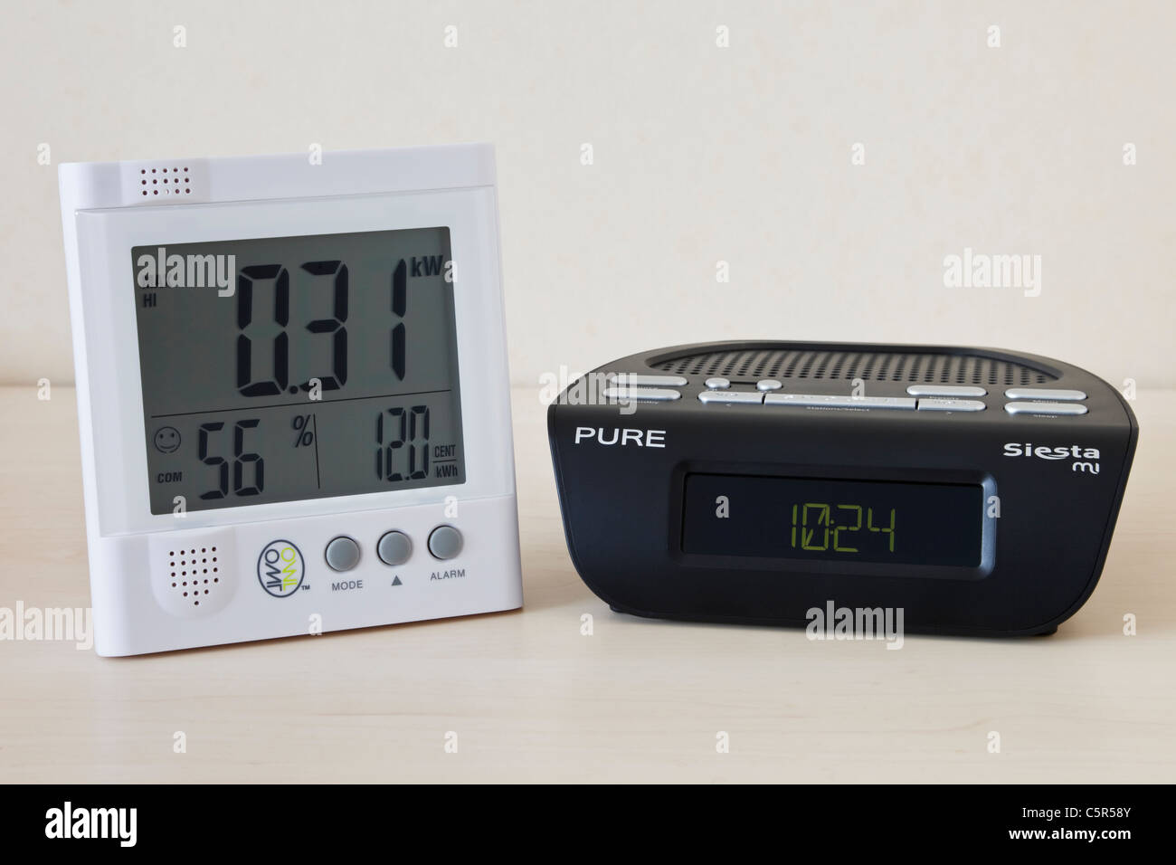 DAB digital radio sveglia e Owl LED wireless monitor di elettricità che mostra chilowatt di energia elettrica utilizzata in casa Foto Stock