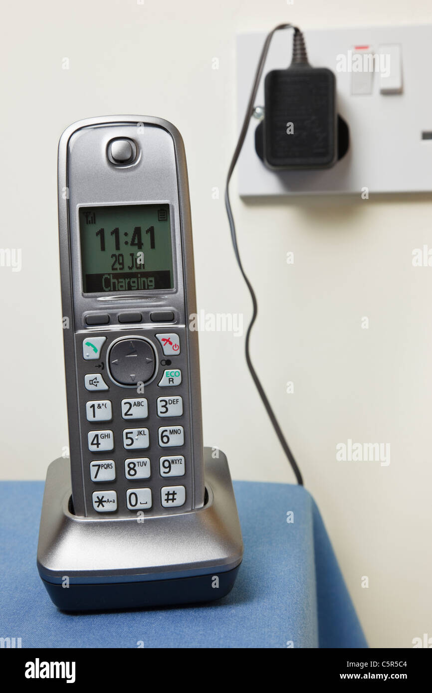 Cordless digitale moderna cornetta telefonica in carica su un  caricabatterie per telefono unità di base collegato a una presa di corrente  a muro. Inghilterra Regno Unito Gran Bretagna Foto stock - Alamy