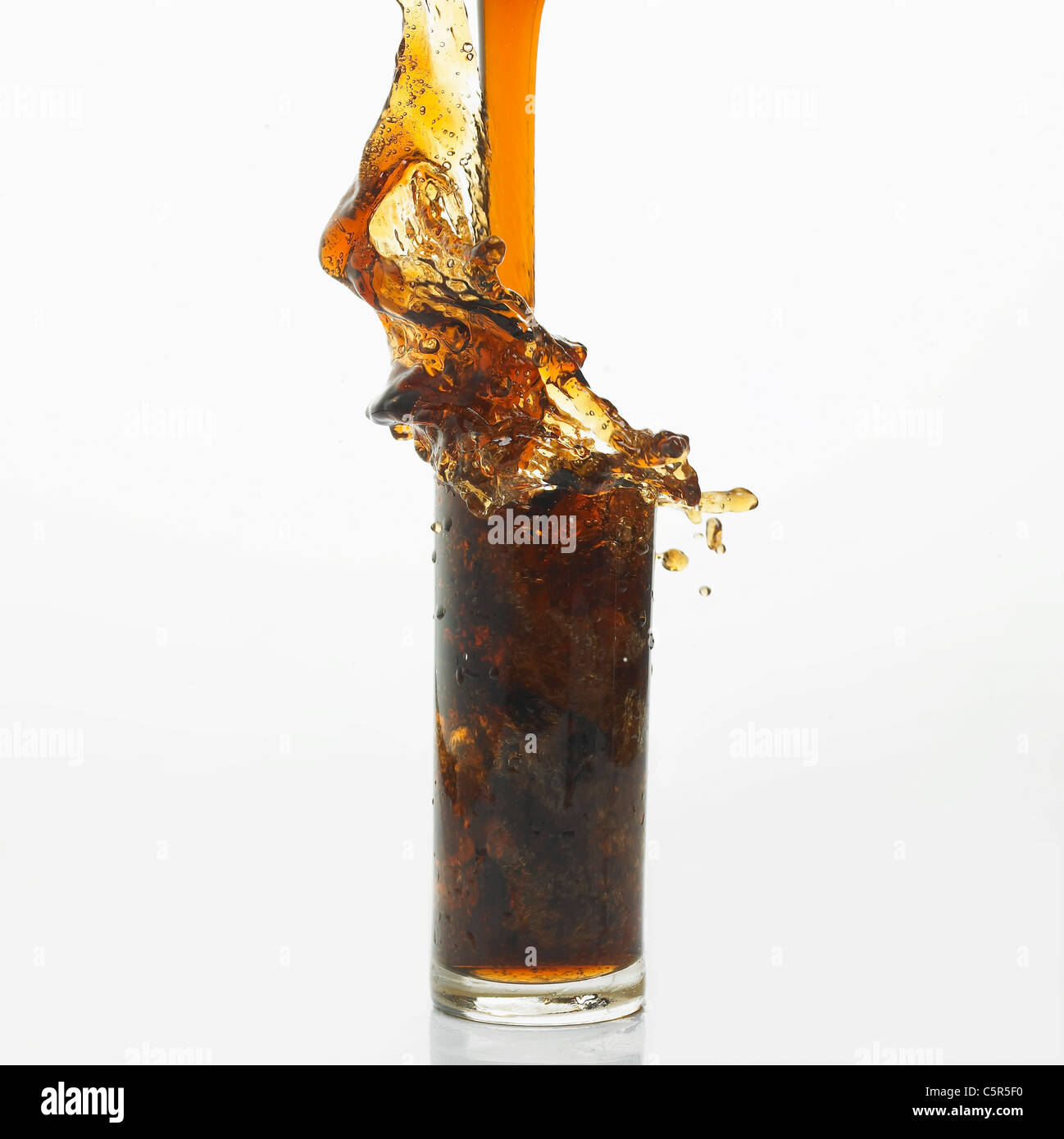 Coke colare giù per un bicchiere Foto Stock