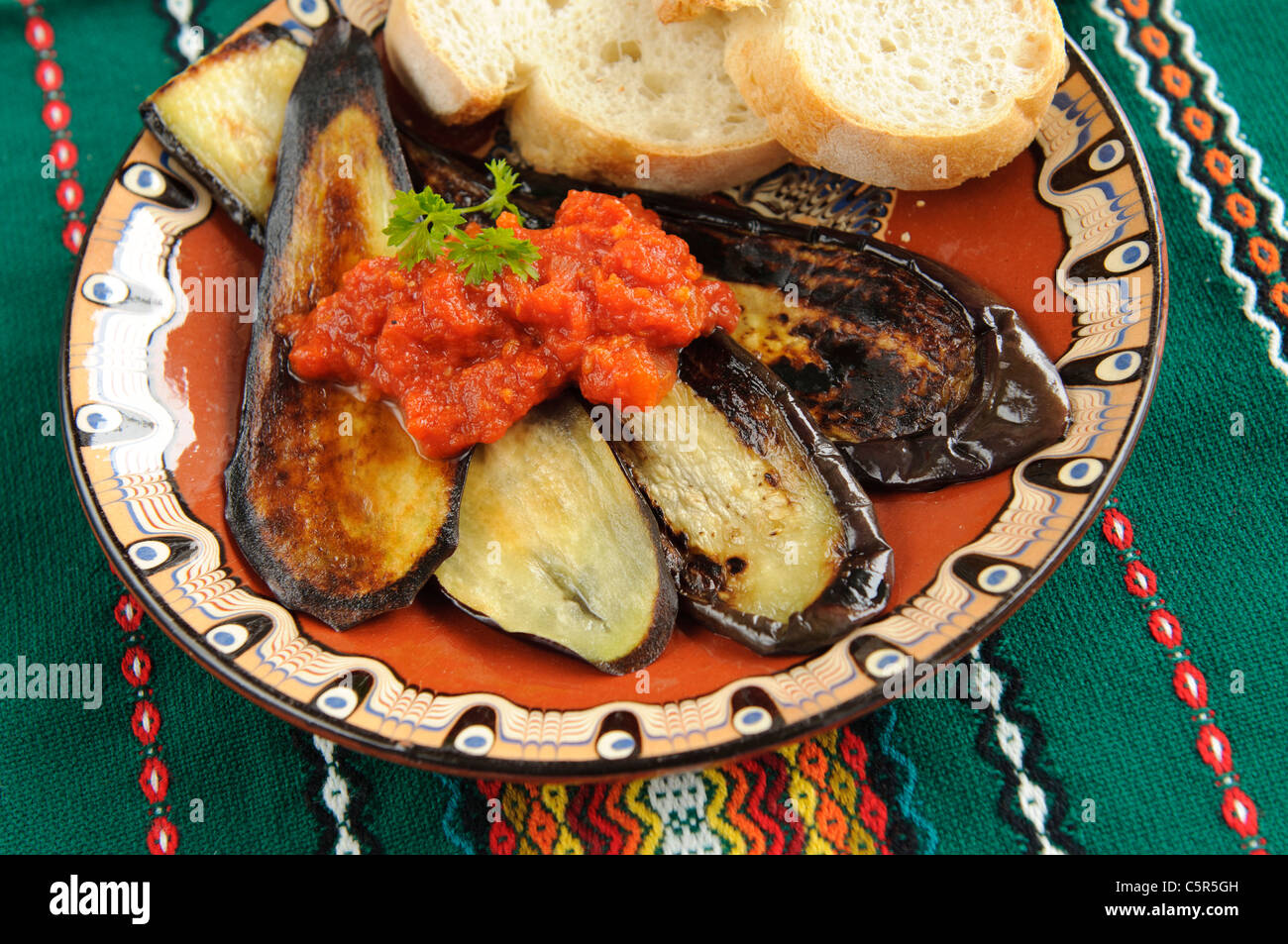 Tradizionale piatto bulgaro - melanzane alla griglia con salsa di pomodoro Foto Stock