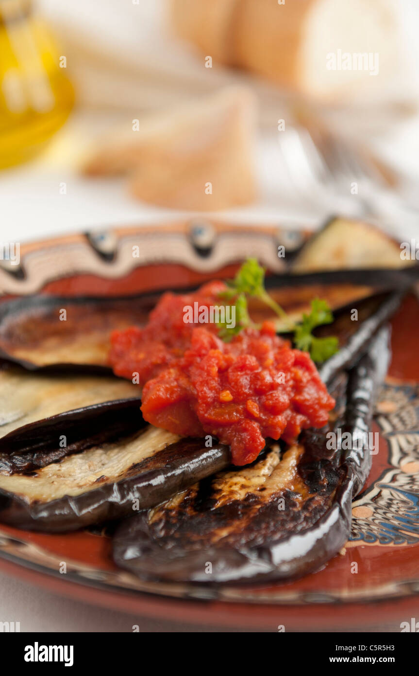 Tradizionale piatto bulgaro - melanzane alla griglia con salsa di pomodoro Foto Stock