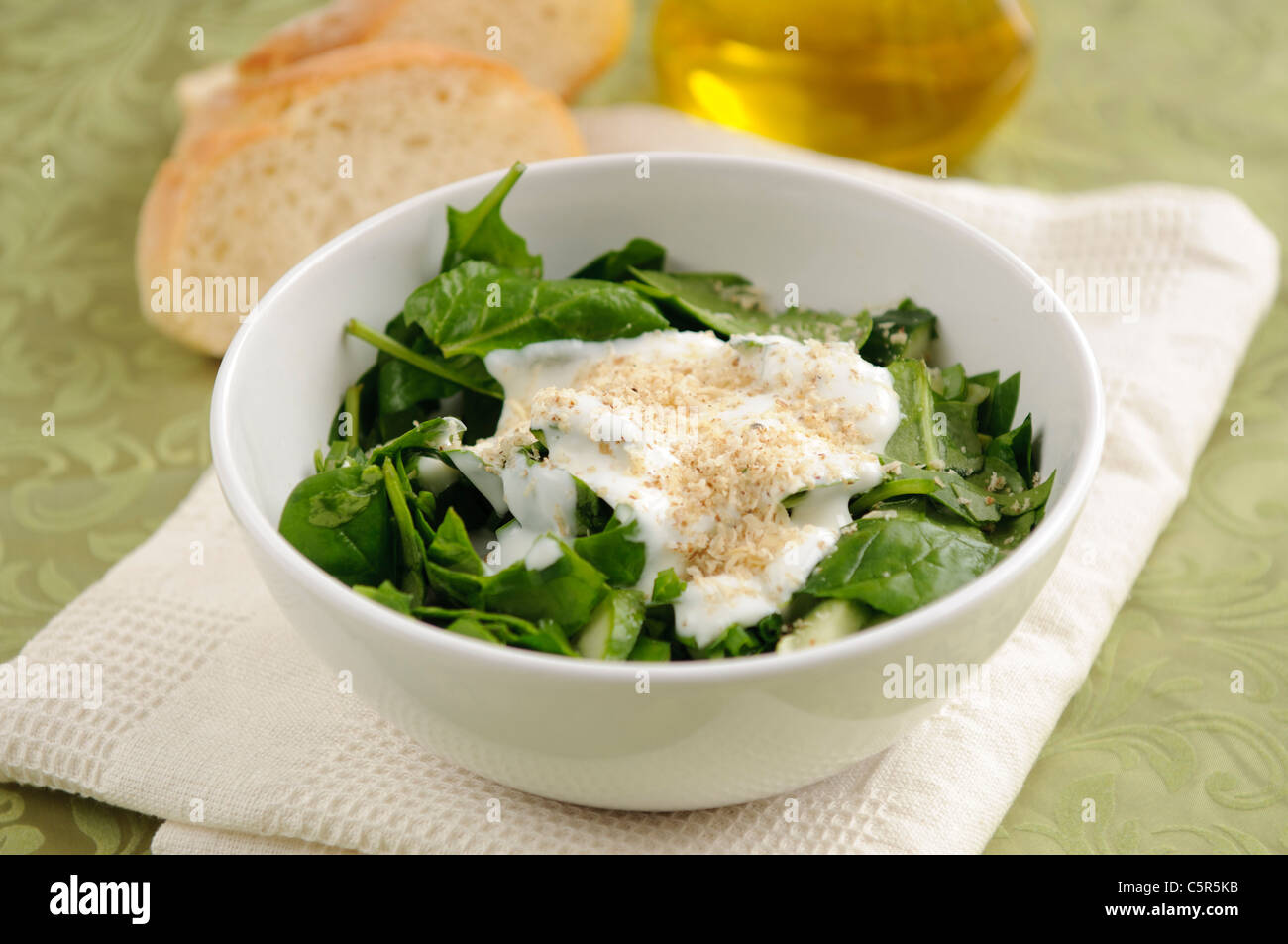 Tradizionali bulgare insalata di spinaci con il cetriolo, la cipolla fresca, dadi e yogurt Foto Stock
