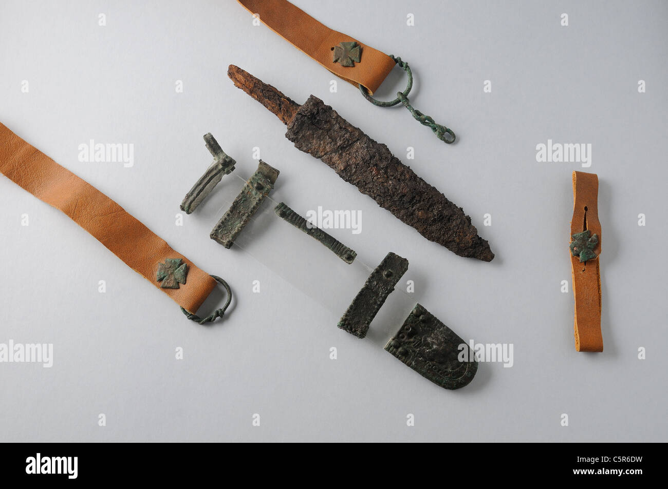 Coltello in ferro, con l'accessorio della guaina e cinturino in bronzo a loro . Periodo Visigoth in Complutum . Spagna Foto Stock