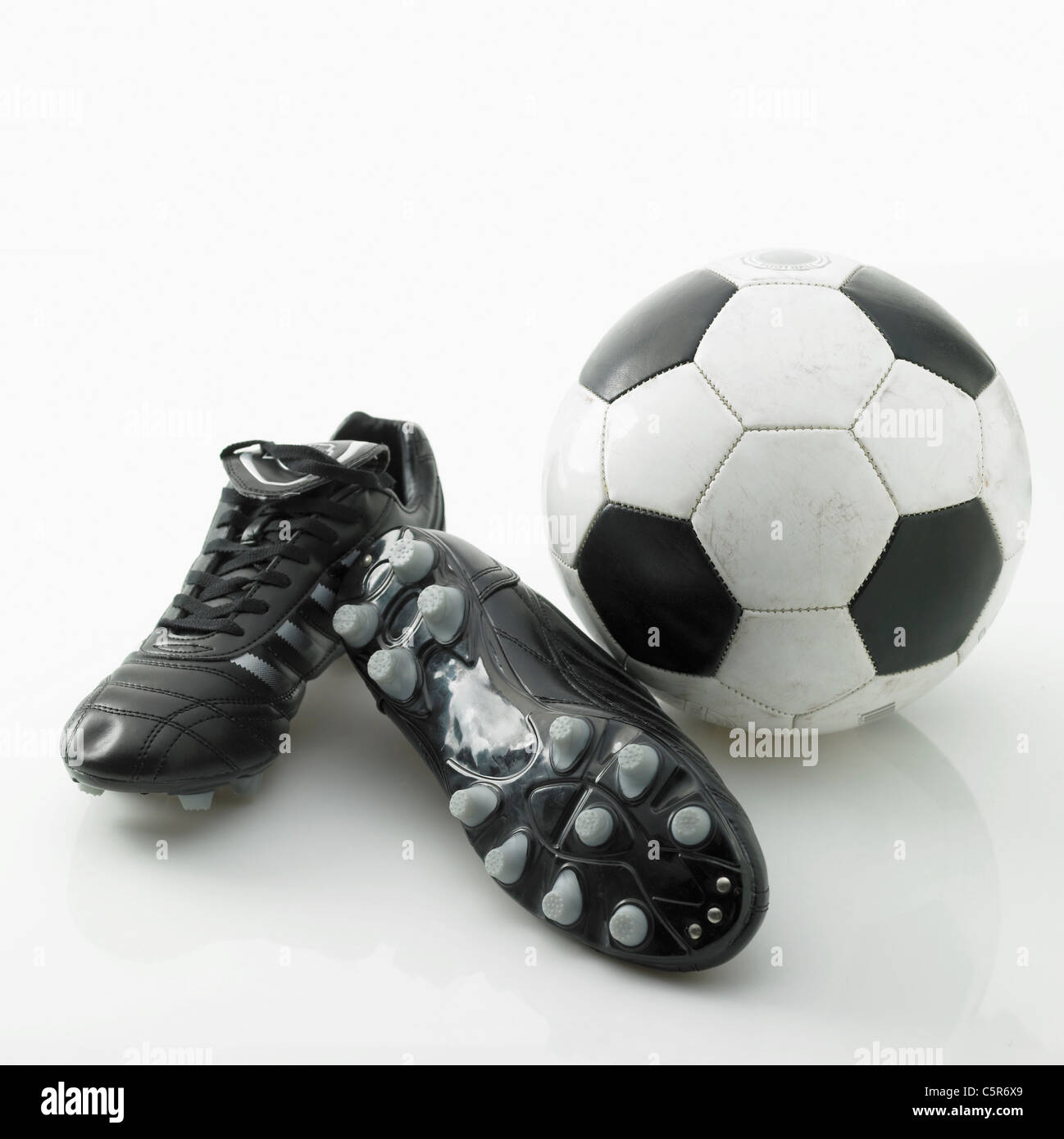 Pallone da calcio e scarpe sportive Foto Stock