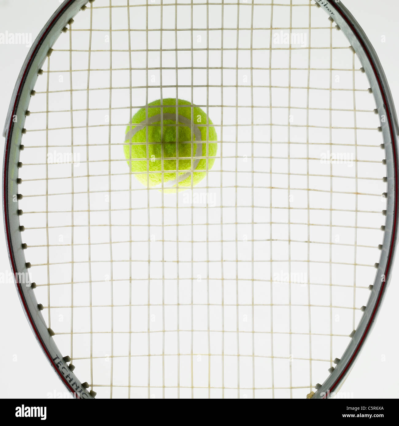 Una racchetta da tennis e una palla Foto Stock