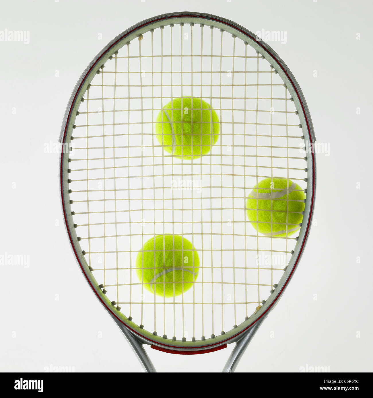 Una racchetta da tennis e sfere Foto Stock