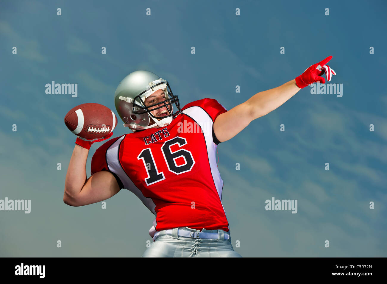 Un American Football Quarterback si prepara a lanciare il pass Foto Stock