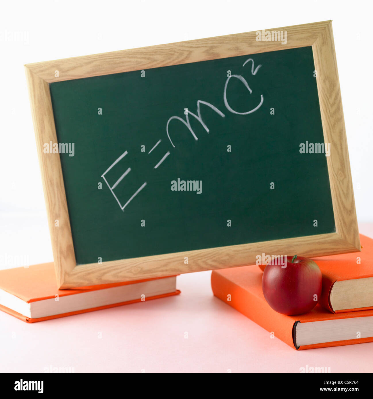 Lettere scritte su una lavagna con i libri Foto Stock