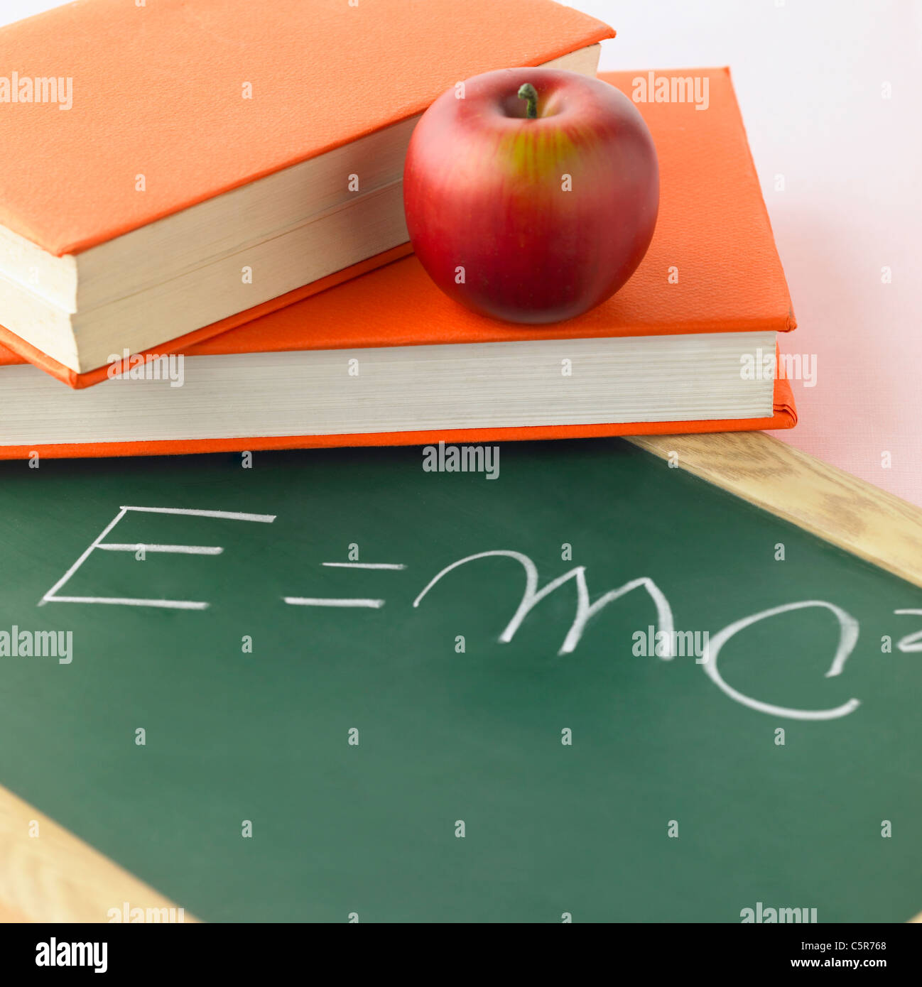Lettere scritte su una lavagna con i libri Foto Stock