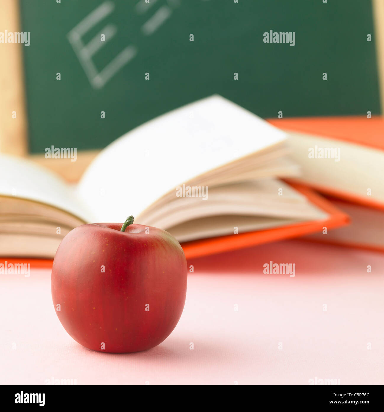 Lettere scritte su una lavagna con i libri Foto Stock