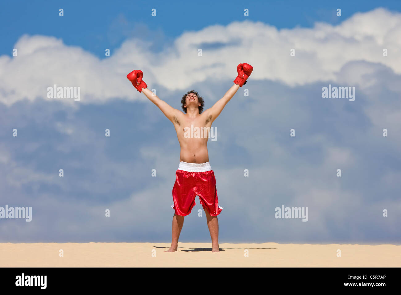 Un boxer celebrando in cima al mondo. Foto Stock