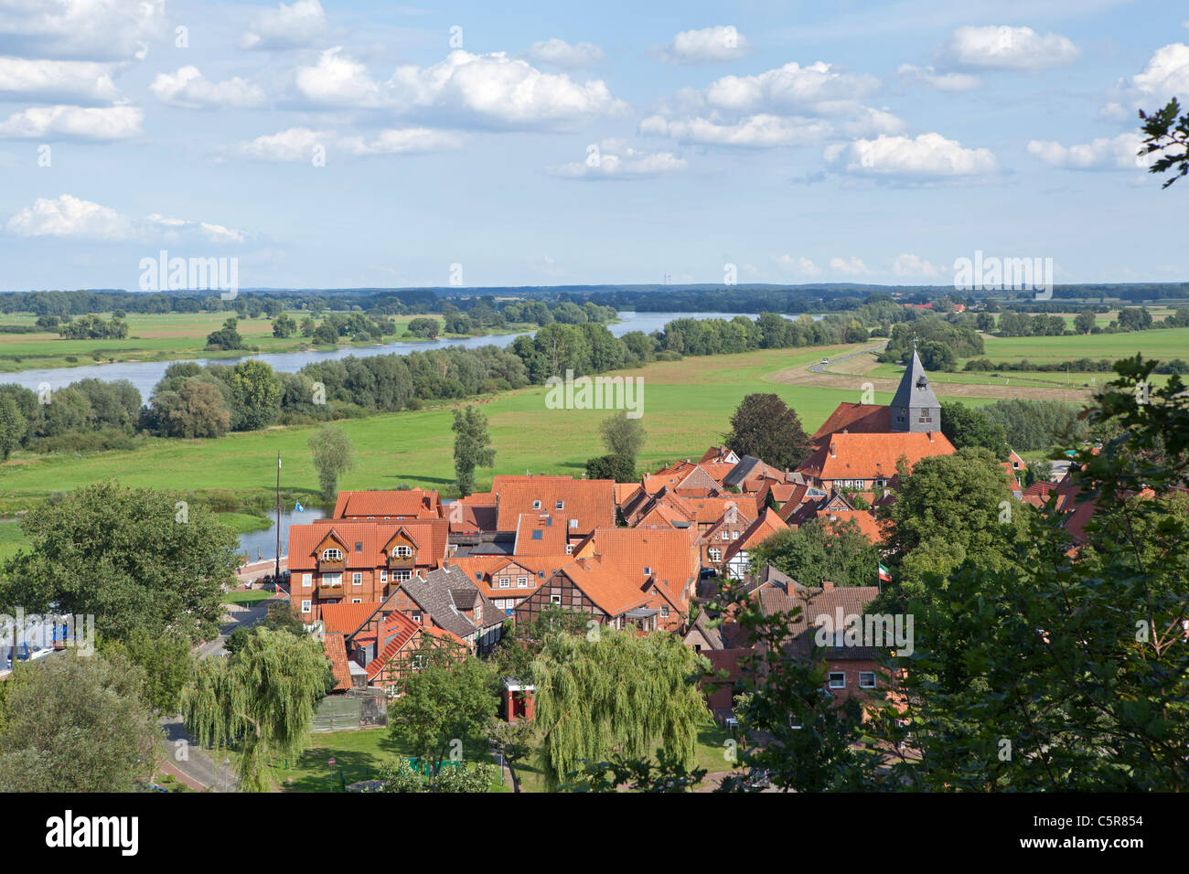 Vista della città dalla vigna, Hitzacker, Riserva Naturale Elbufer-Drawehn, Bassa Sassonia, Germania Foto Stock