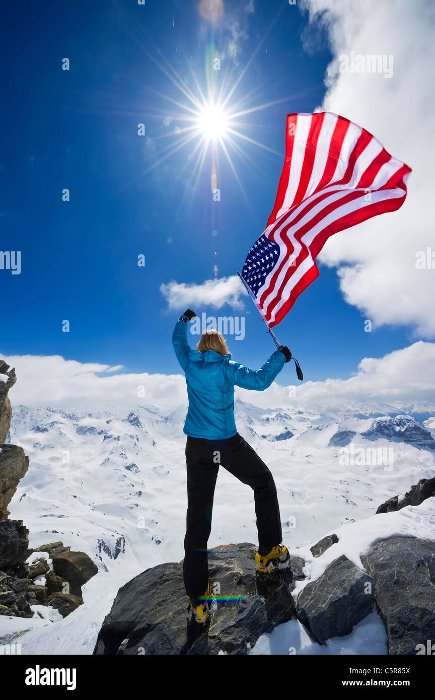 Un alpinista americano punzoni di questa aria e celebra in cima al mondo. Foto Stock