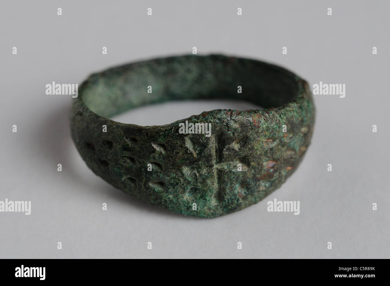 Anello in bronzo decorata con una croce latina in bassorilievo.periodo  romano in Complutum . Spagna Foto stock - Alamy