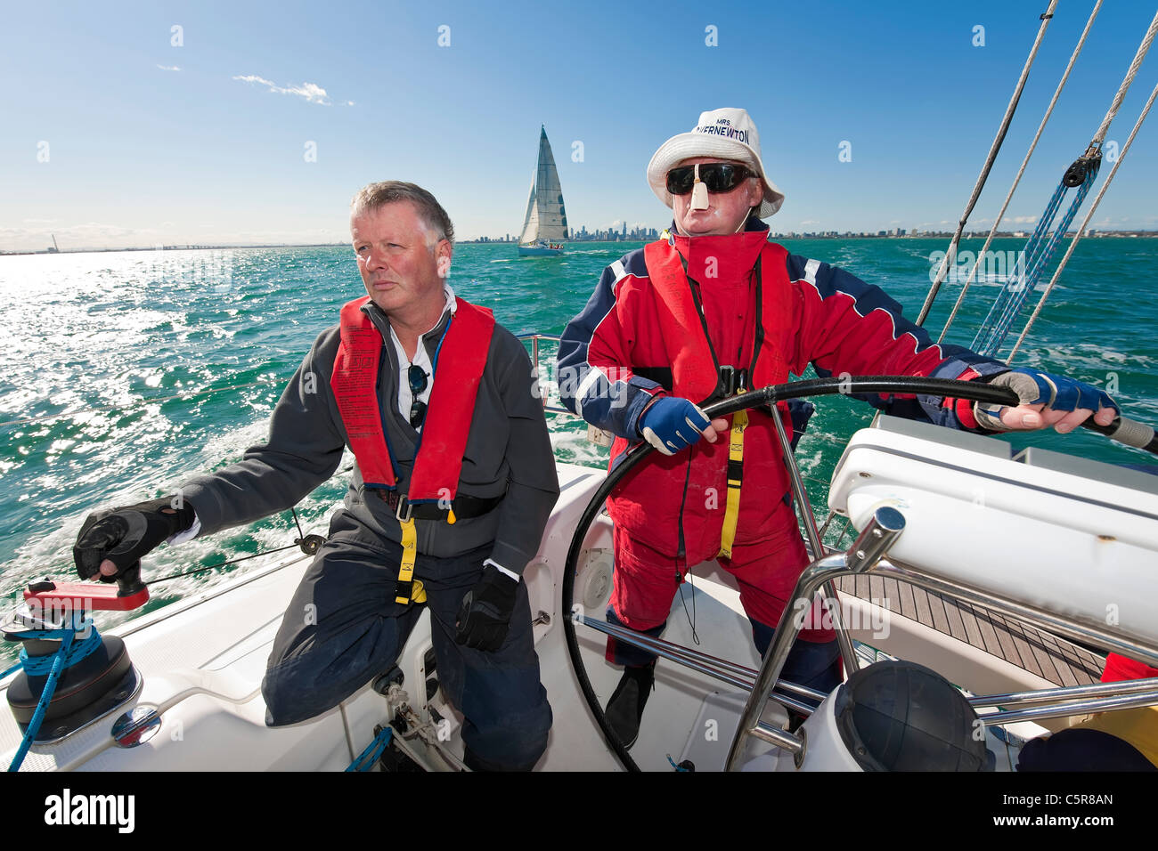 Il capitano dello sterzo è un oceano andando yacht. Foto Stock