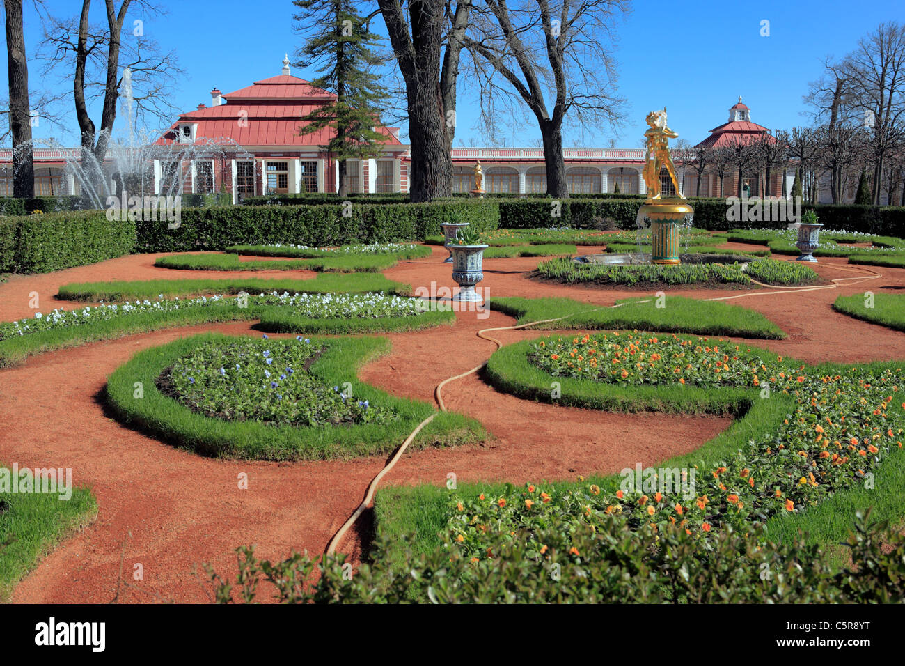 Parco inferiore. Palazzo Monplaisir (1714-1723), Peterhof, nei pressi di San Pietroburgo, Russia Foto Stock