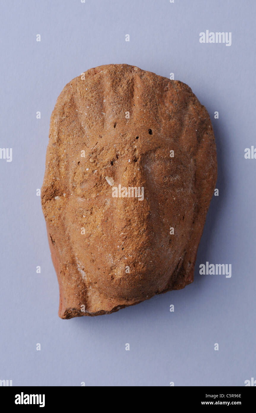 Testa femmina della figurina di terracotta con romano acconciatura. Altezza 5, 4 cm larghezza 3, 8 cm . Periodo romano in Complutum . Spagna Foto Stock
