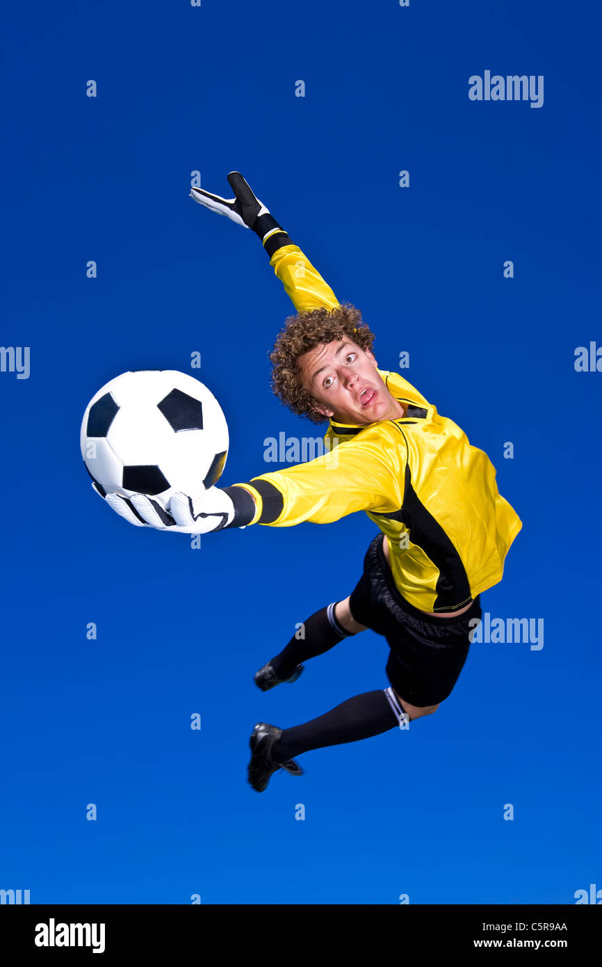 Un portiere compie uno spettacolare salva. Foto Stock