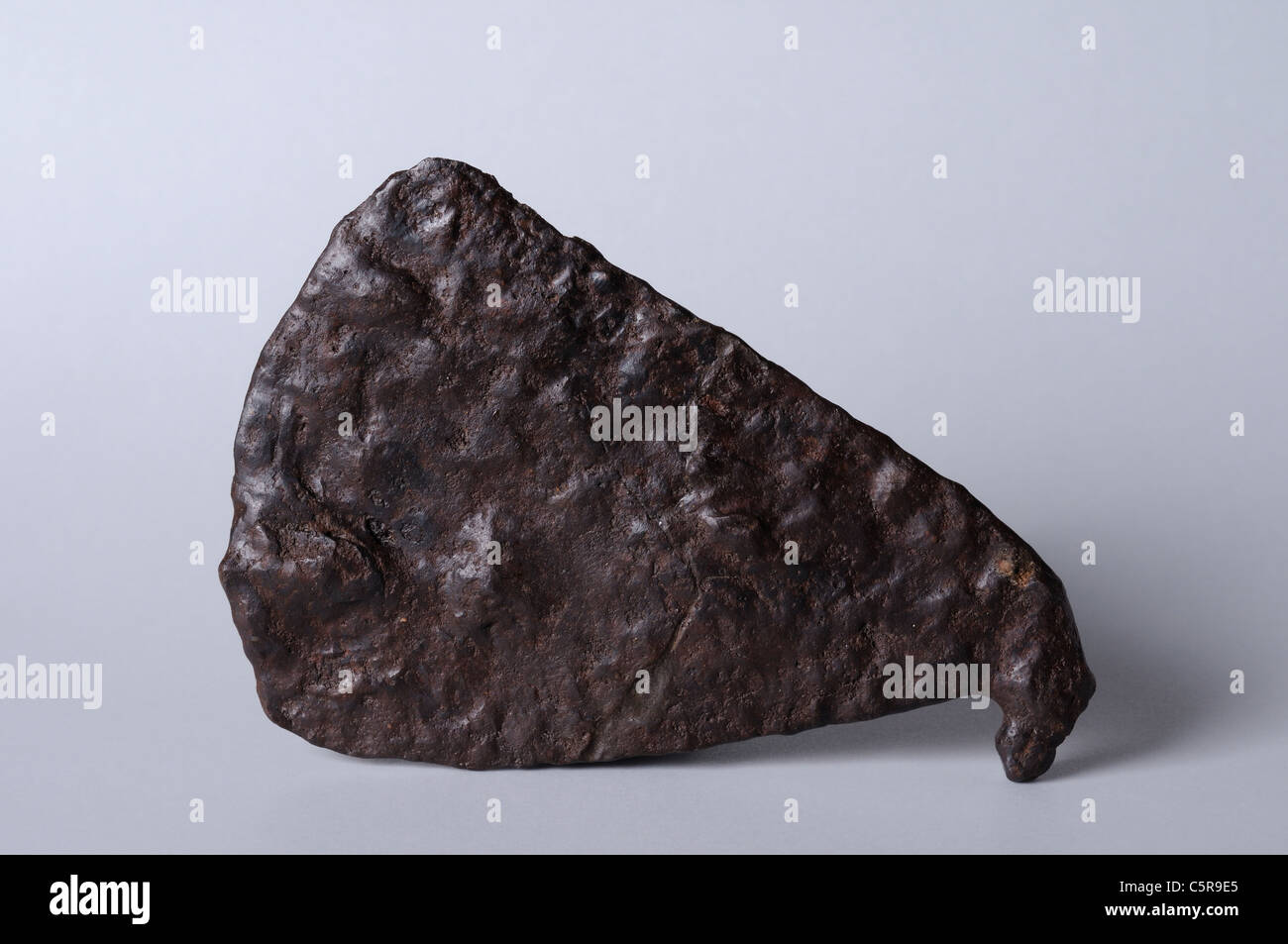 Ferro da stiro Ax. Lunghezza 10 cm Larghezza 6, 7 cm di spessore 7 mm. Periodo Hispanicroman in Complutum . Spagna Foto Stock