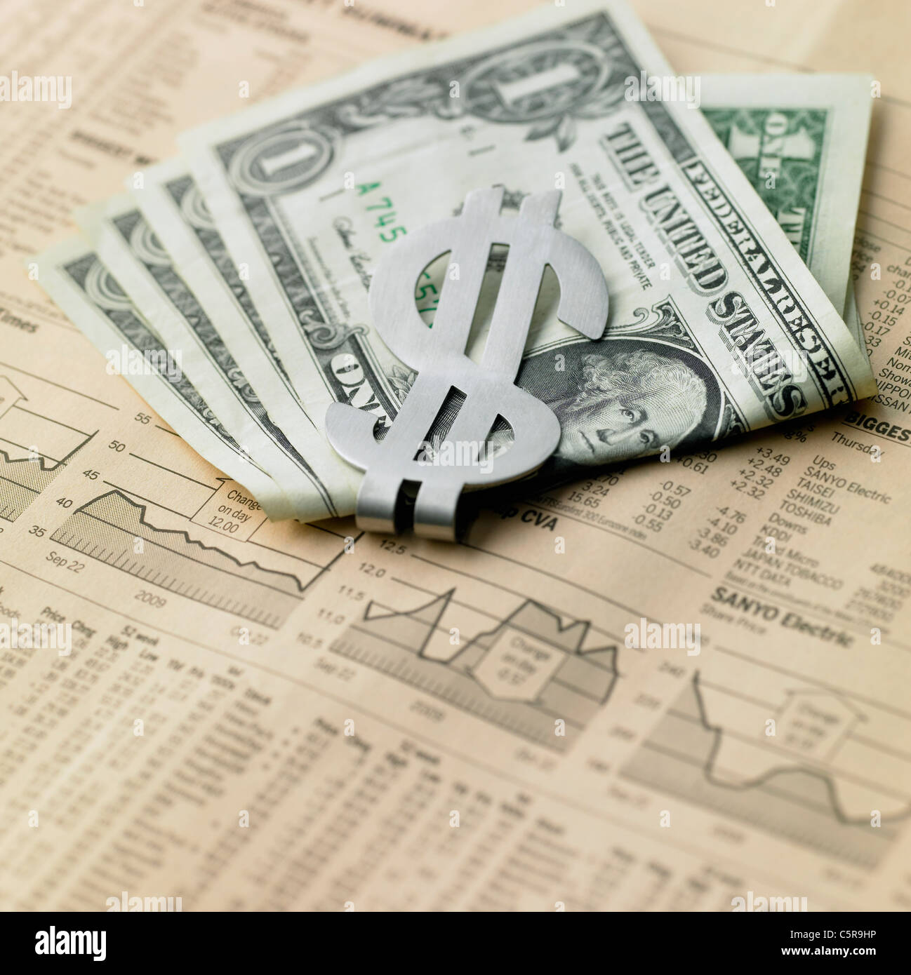 Di dollari su un giornale Foto Stock