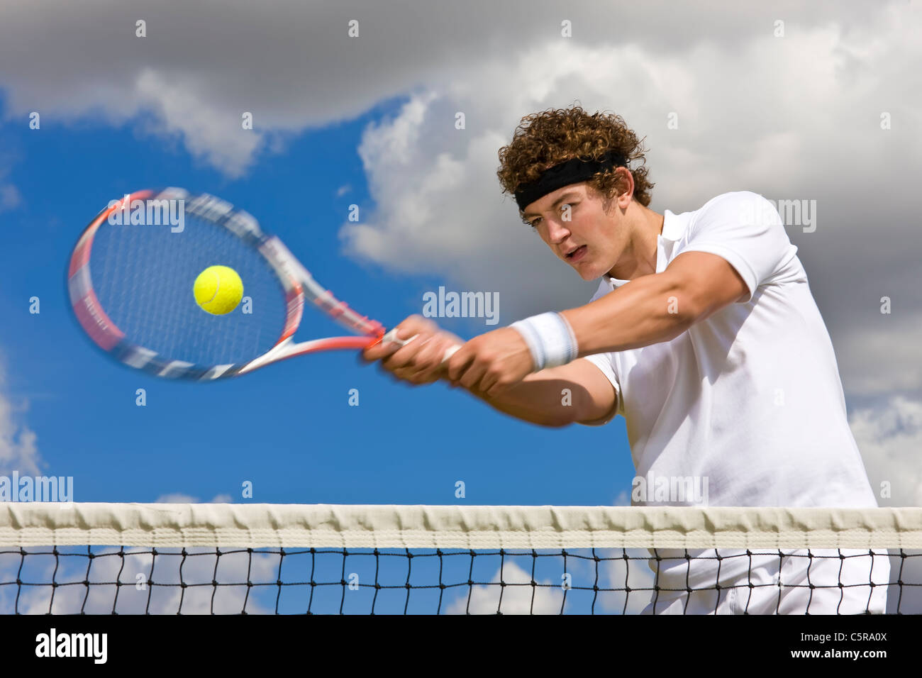 Un giocatore di tennis focalizzata sulla sfera a net. Foto Stock