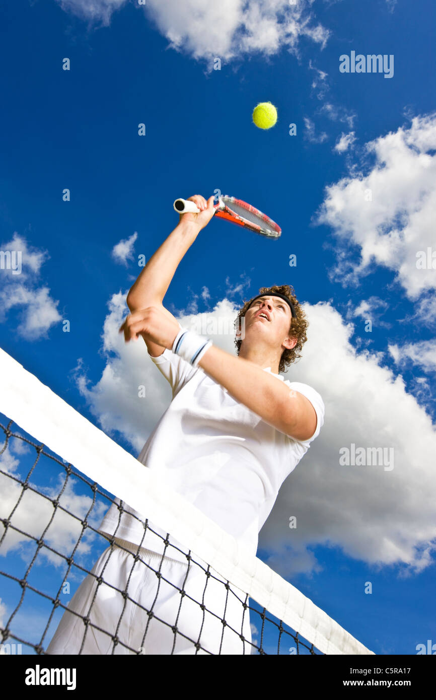 Un giocatore di tennis al netto si prepara a conquistare il punto. Foto Stock