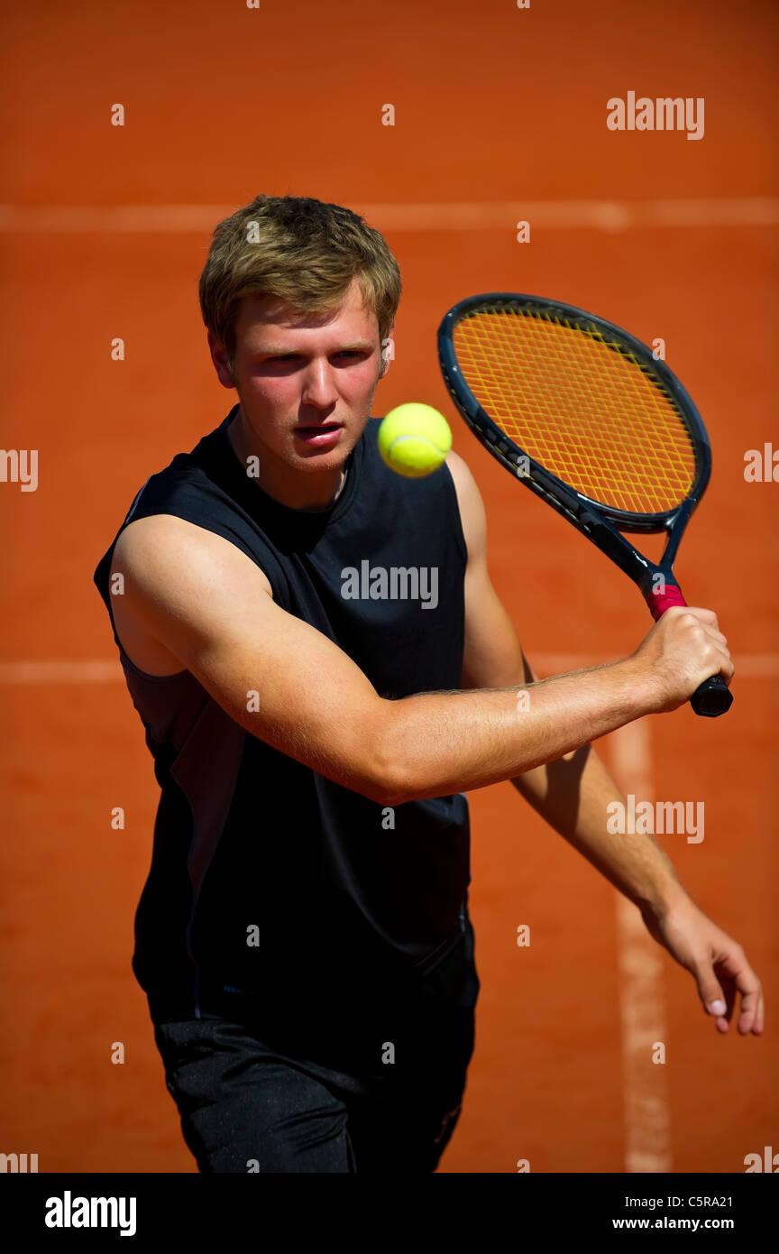 Un giocatore di tennis circa per giocare il colpo è focalizzata sulla sfera. Foto Stock