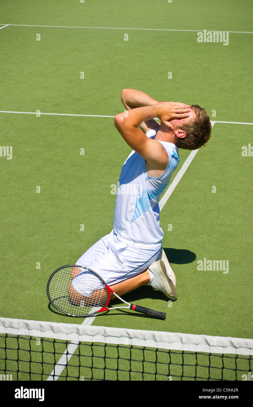 Questo giocatore di tennis deve essere addestrato più difficile da vincere il gioco. Foto Stock