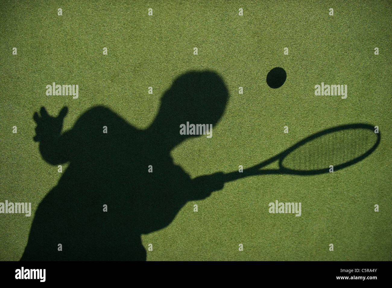 L'ombra di un giocatore di tennis sulla corte. Foto Stock