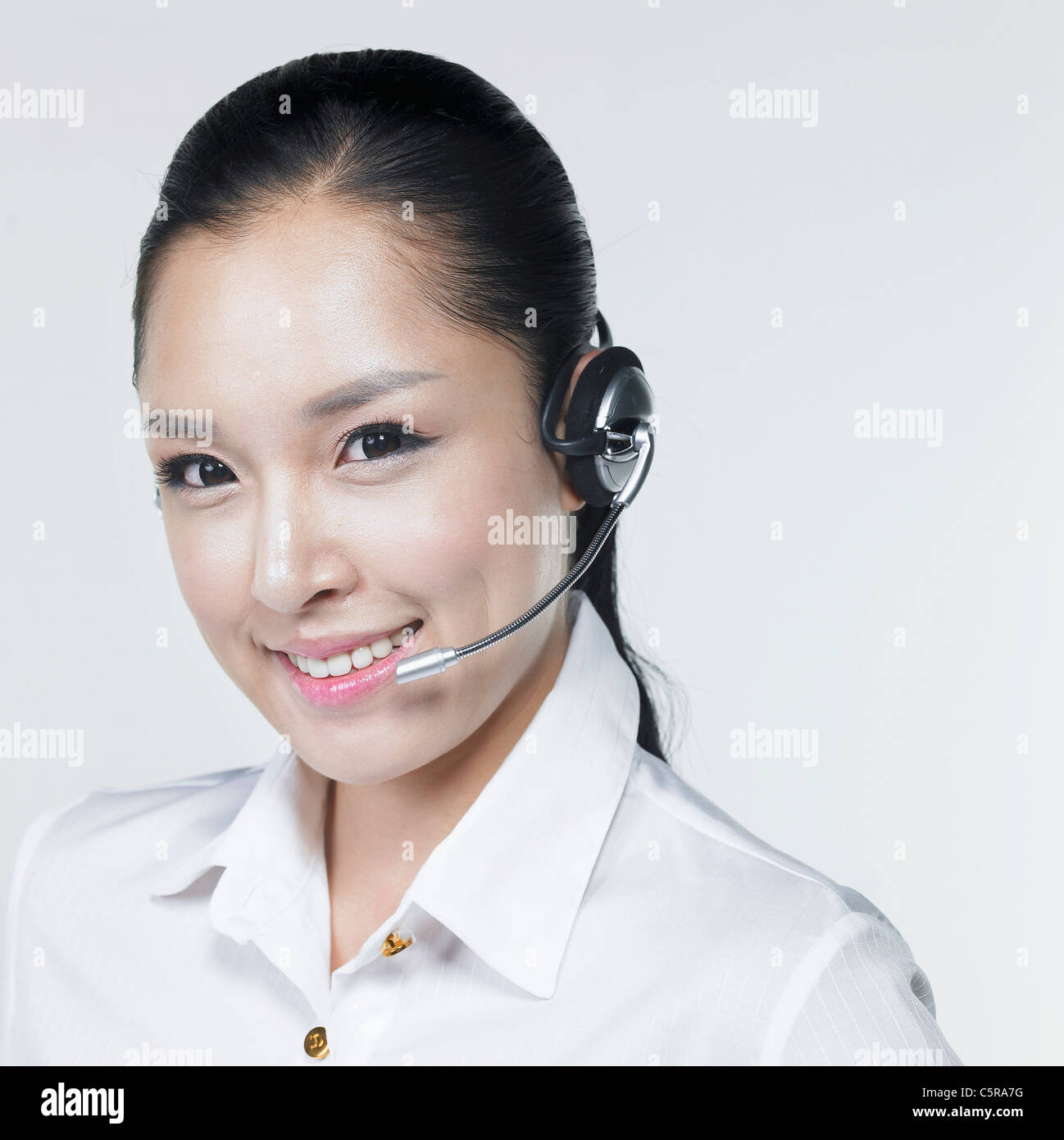 Donna con cuffie Foto Stock