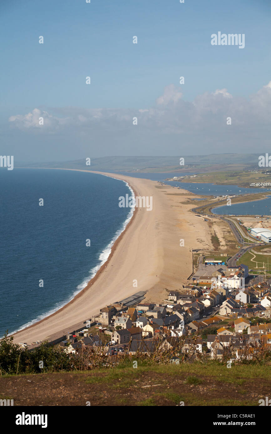 Guardando verso la spiaggia di Chesil e il centro velico di Portland in costruzione per le Olimpiadi di Portland, nel Dorset di Weymouth, nel Regno Unito, in ottobre Foto Stock