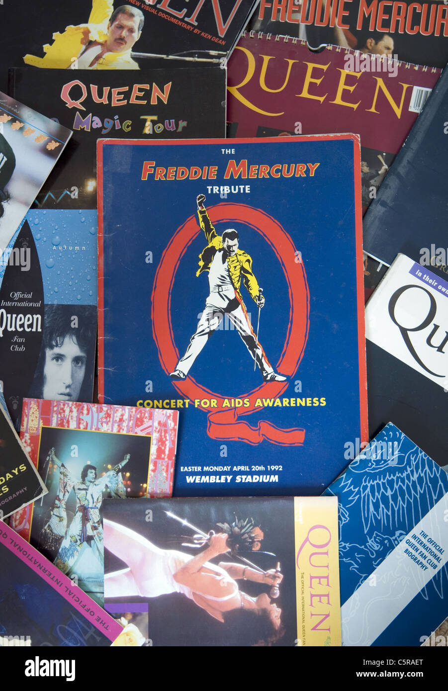 Freddie Mercury Concerto Tributo per la presa di coscienza sull AIDS Programma di concerto su sfondo di Regina memorablia. Foto Stock