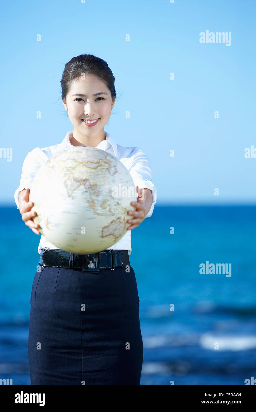 Donna che mantiene un globo Foto Stock