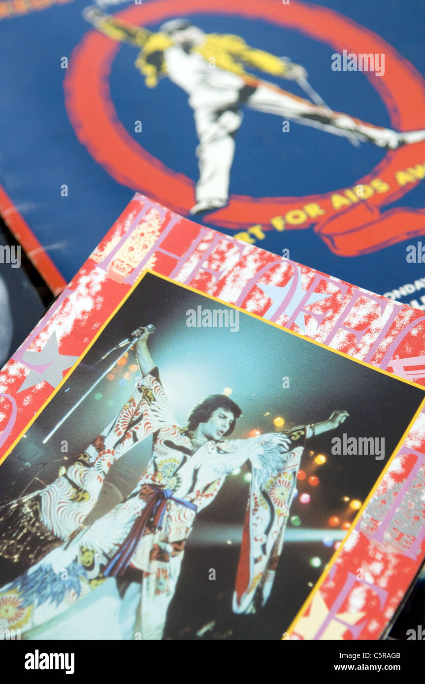 Freddie Mercury Concerto Tributo per la presa di coscienza sull AIDS Programma di concerto su sfondo di Regina memorablia. Foto Stock