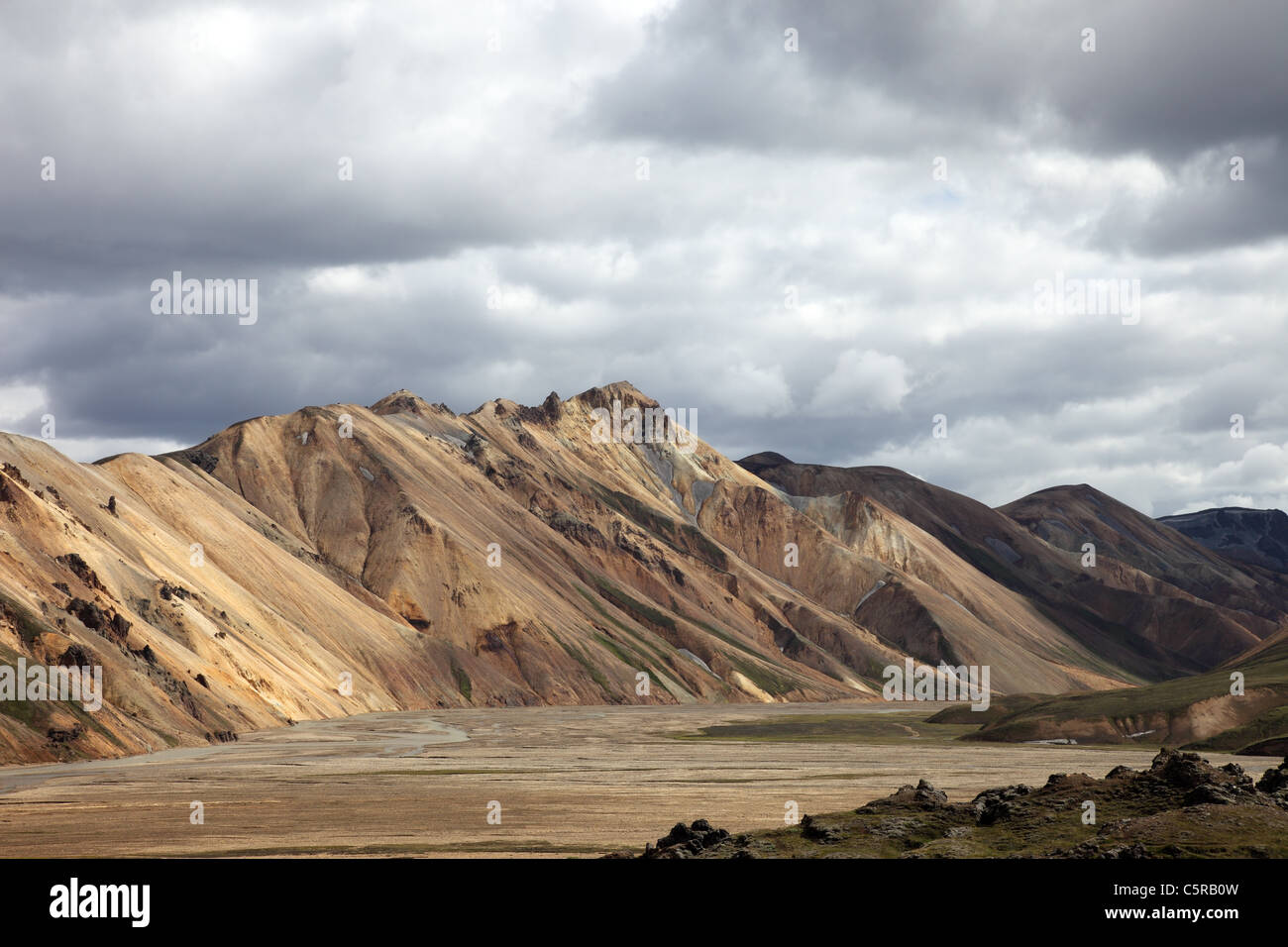 La colorata Barmur riolite montagne e il fiume Jokulgilskvisl a Landmannalaugar nell'Area Fjallabak di Islanda Foto Stock