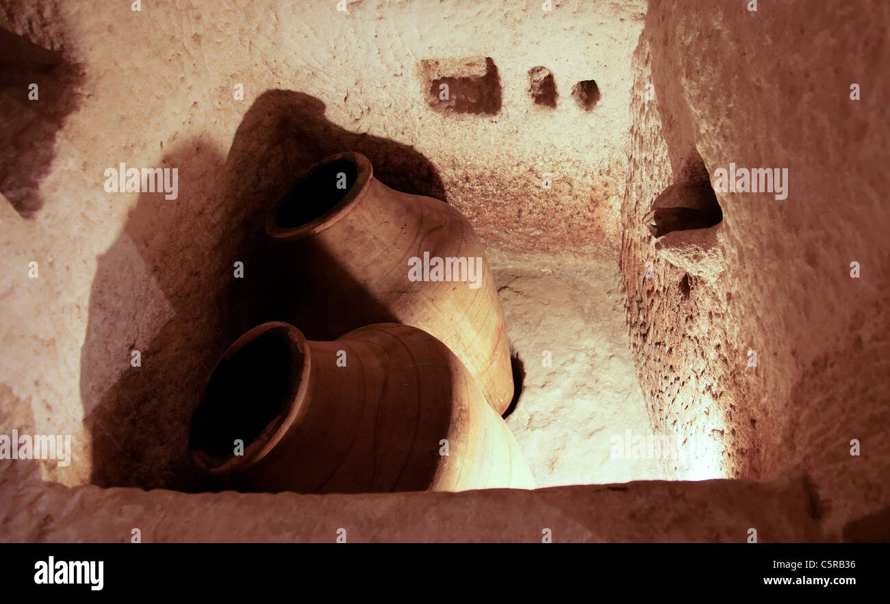 Un colpo orizzontale di una vasca da bagno risalente ai tempi dei romani, Uomo made in una grotta di calcare una volta occupato dagli esseri umani, uno spazio raccolto, copia Foto Stock