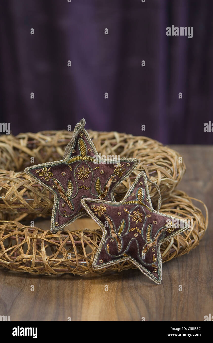In prossimità della corona di Avvento con stelle di Natale ornamenti Foto Stock