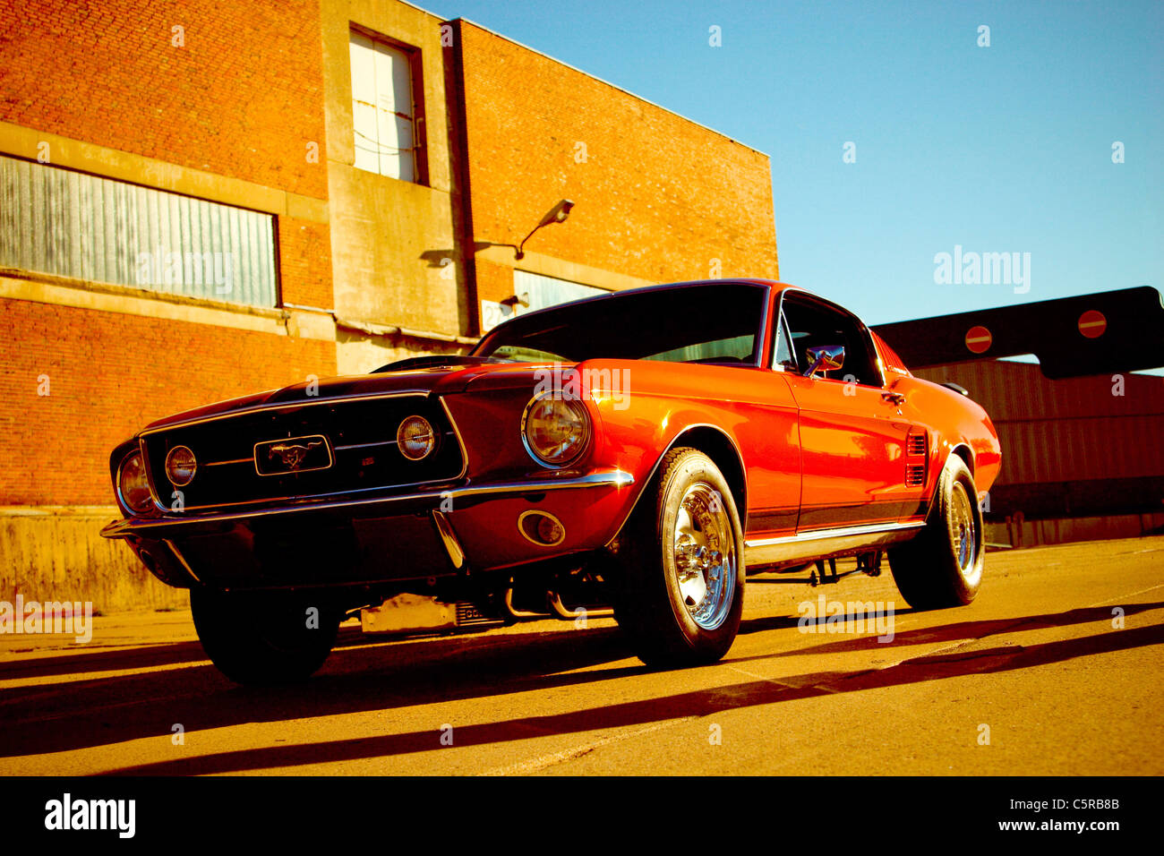 Red mustang gt fastback a fronte di un edificio industriale di Amburgo, Germania. Foto Stock