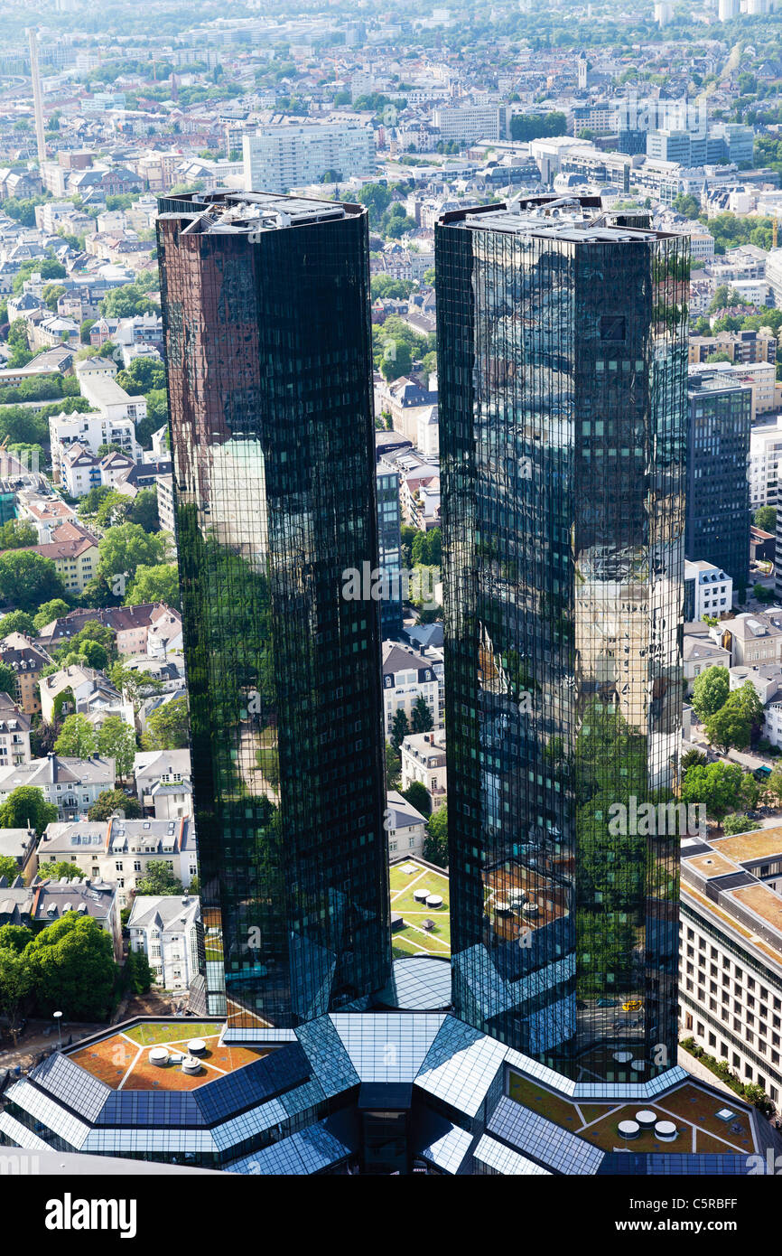 Germania, Hesse, Francoforte, in vista delle torri gemelle della Deutsche Bank Foto Stock