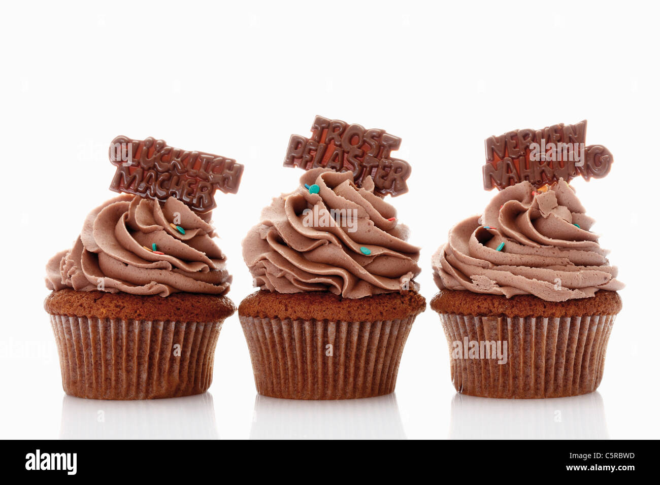 Close up di crema di burro cupcake al cioccolato con cioccolato adesivo contro uno sfondo bianco Foto Stock