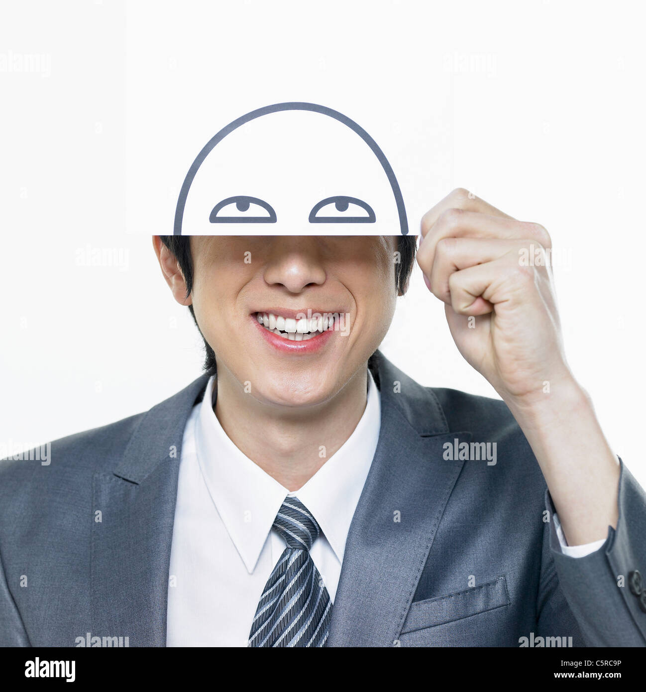 Un uomo mettendo divertente immagine sul suo volto Foto Stock