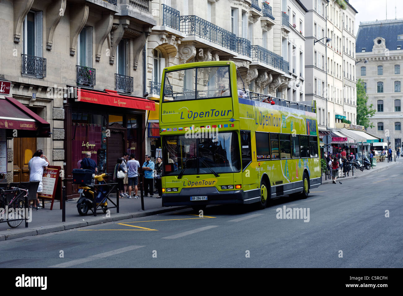 Open top tour bus a Parigi Foto Stock
